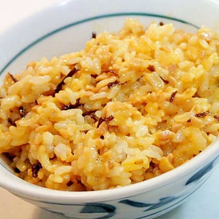 ひきわり納豆と卵黄と昆布佃煮の混ぜご飯